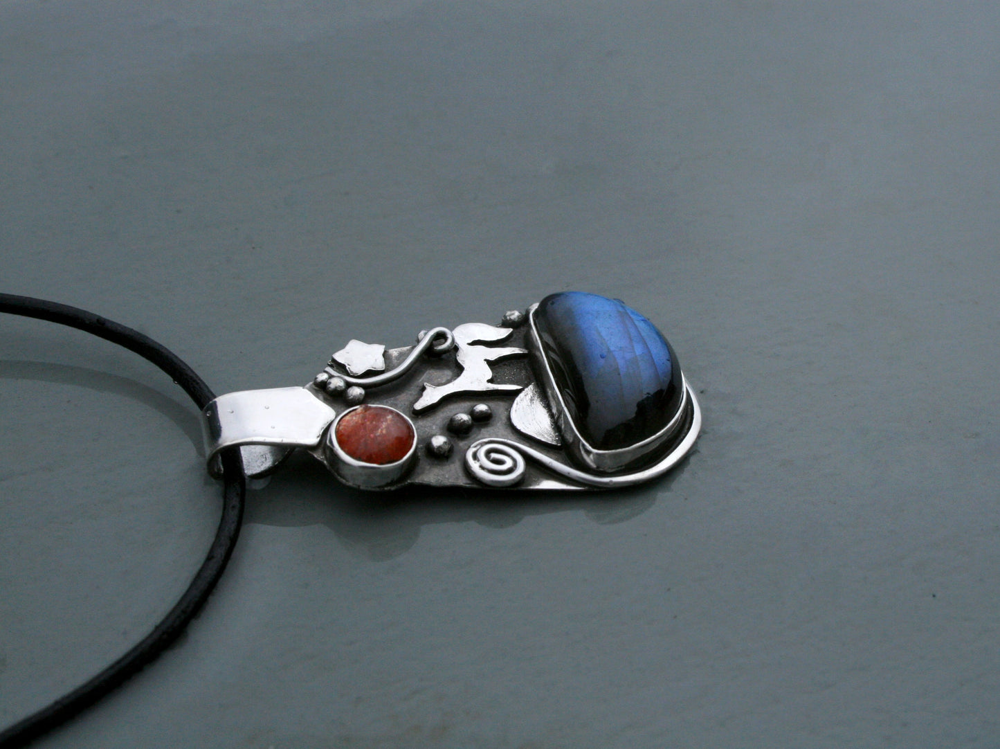 Horse between worlds - silver pendant with labradorite