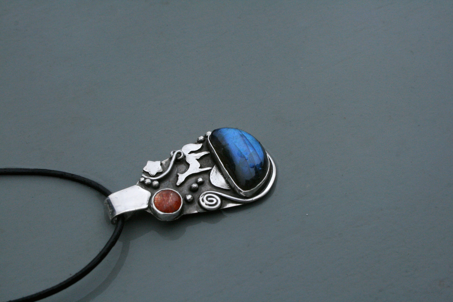 Horse between worlds - silver pendant with labradorite