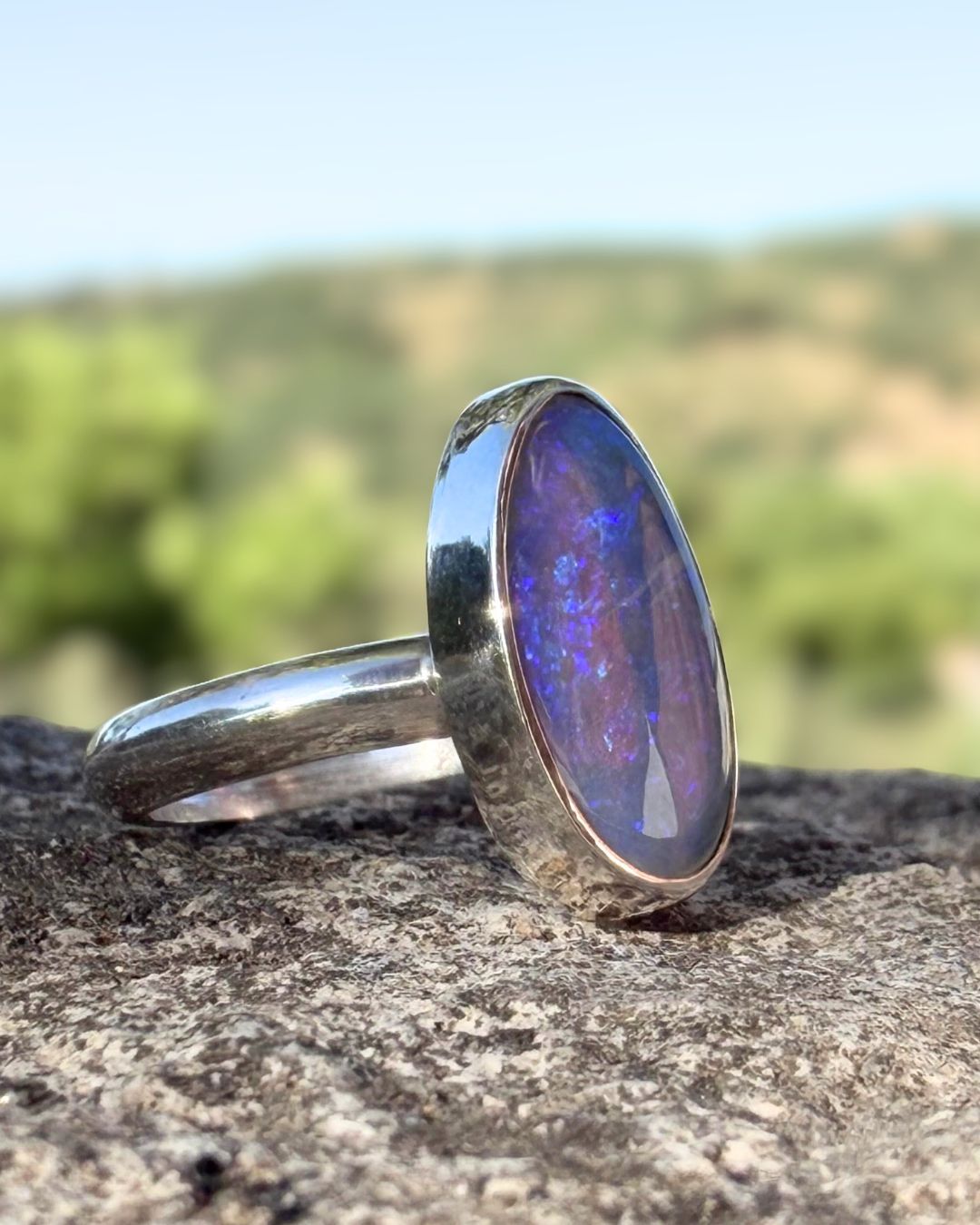 Blue Lightning Ridge opal - size 7