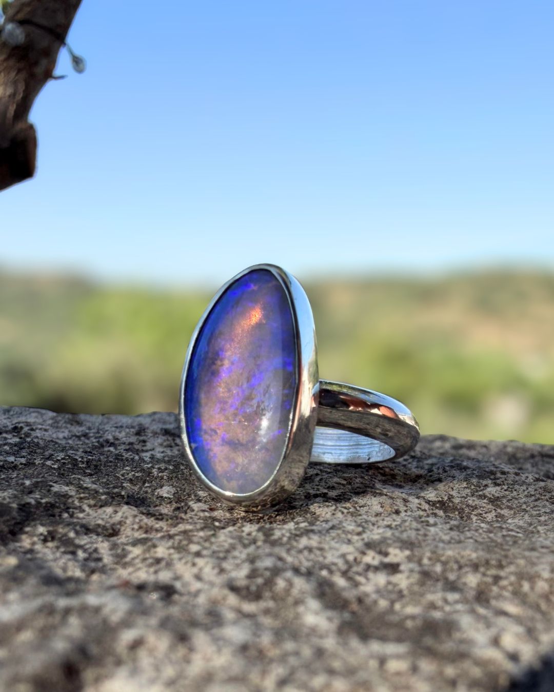 Blue Lightning Ridge opal - size 7