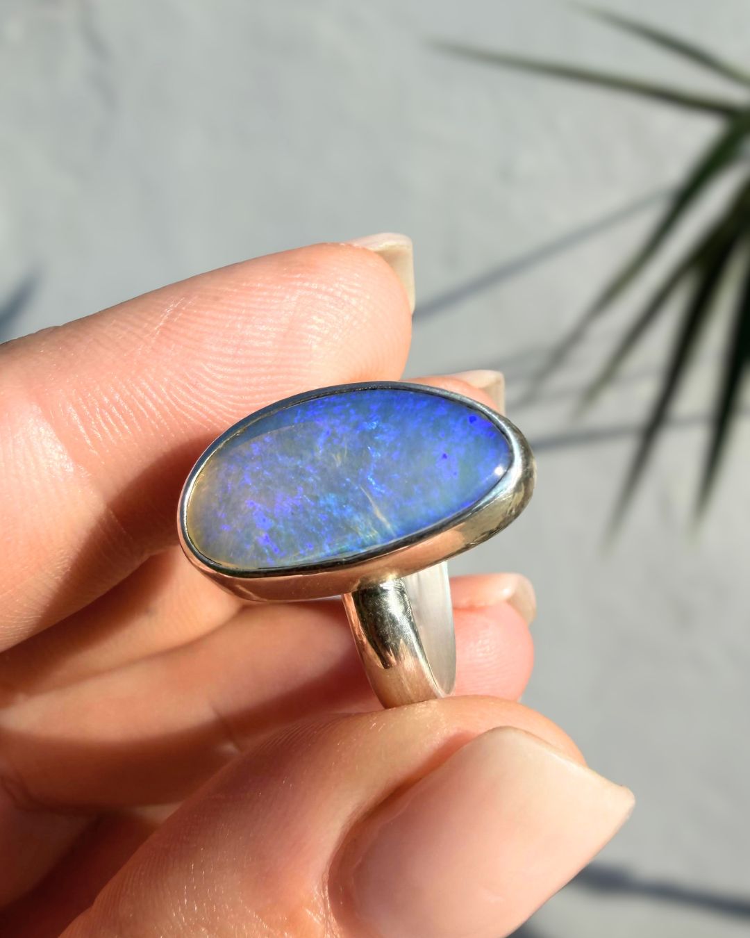 Blue Lightning Ridge opal - size 7