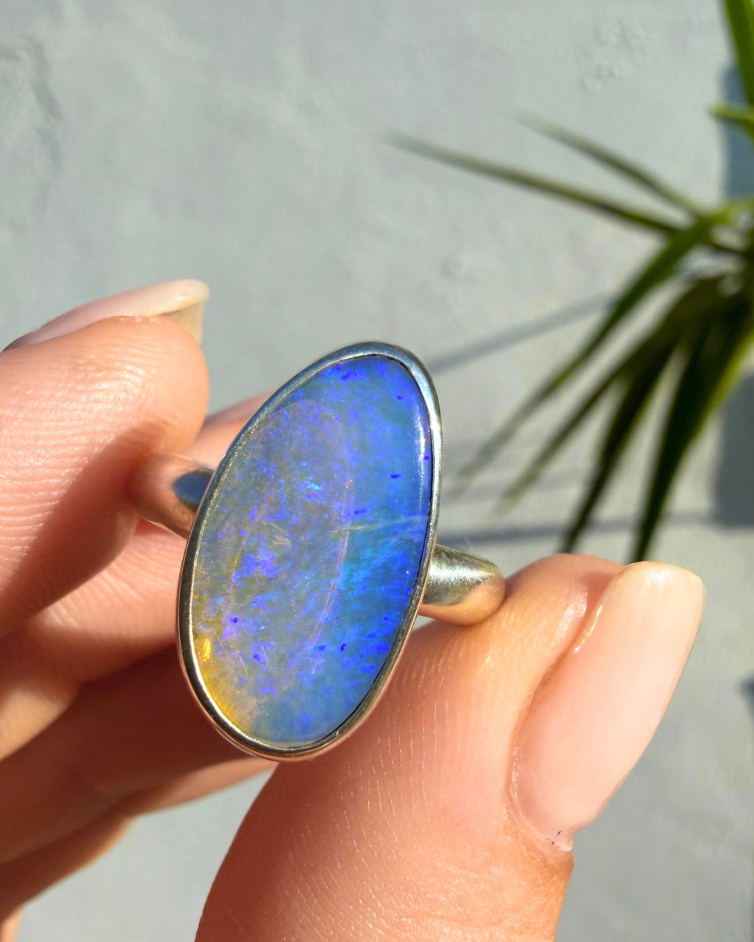 Blue Lightning Ridge opal - size 7