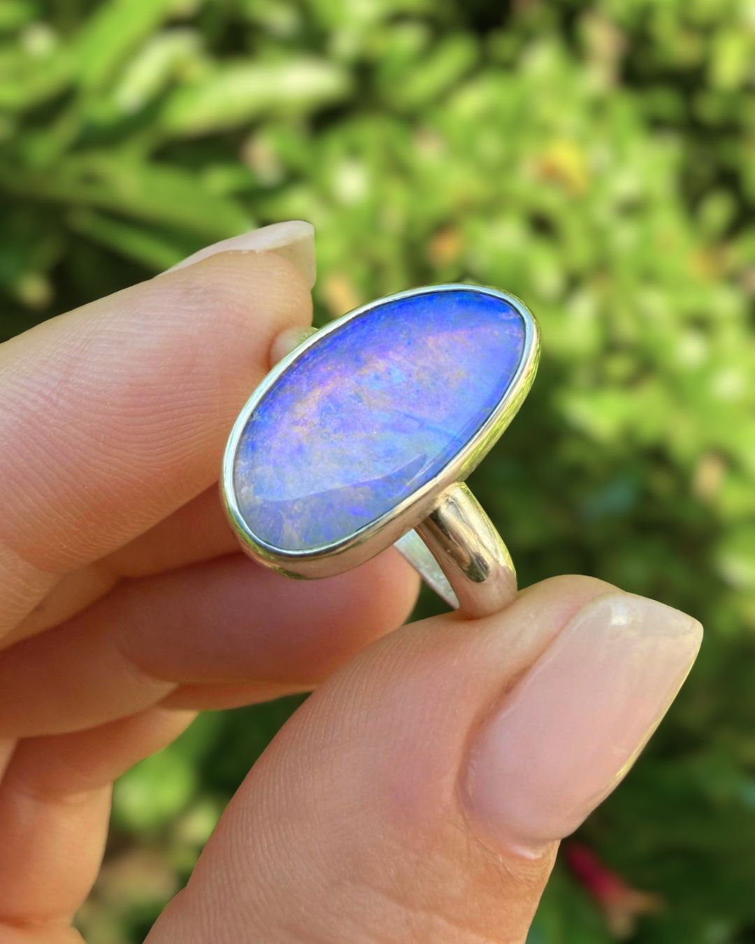 Blue Lightning Ridge opal - size 7