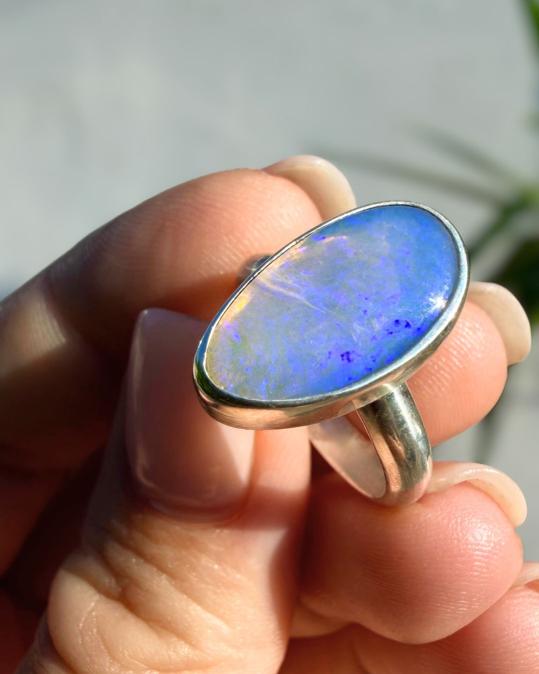 Blue Lightning Ridge opal - size 7